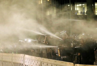 Policiais usam jatos de spray de pimenta contra manifestantes que protestavam contra o impeachment de Dilma diante do Senado, em Brasília.