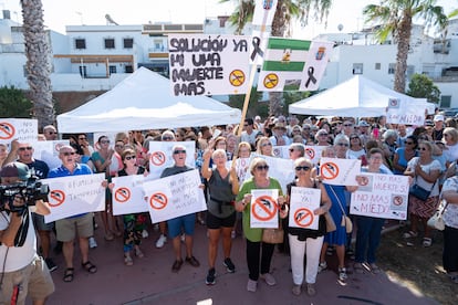 Vecinos de una plataforma exigían este lunes a la Junta medidas contra el virus del Nilo.