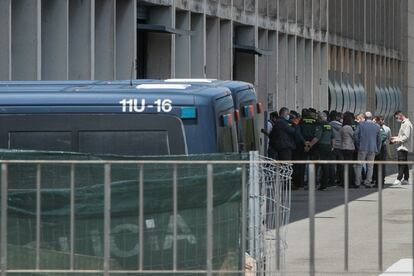 Un grupo de agentes de la Guardia Civil y la Policía Nacional hacen cola para vacunarse en la comisaría de la Policía en la Zona Franca.