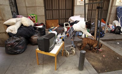 Parte de los objetos han quedado en la calle hasta que sus dueños han encontrado un medio de llevárselos.