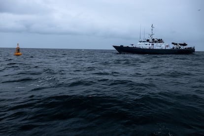 La boya inteligente junto a una embarcación de la Armada chilena en la inauguración y entrada en funcionamiento de la boya.