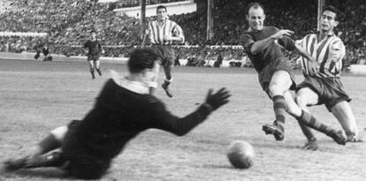 César marca un gol al Atlético en un partido en el Metropolitano.