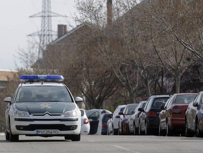 Un coche patrulla de la Guardia Civil, a la salida del cuartel en Majadahonda (Madrid). 