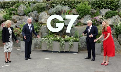 Los Biden y los Johnson posan para las fotos, sonrientes y relajados, en Carbis Bay, Cornuaelles, Inglaterra, el 10 de junio de 2021.