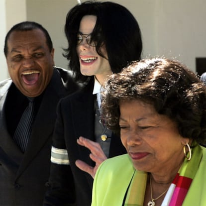 Michael Jackson, acompañado de sus padres, Joe y Katherine, a la salida de un juzgado en 2005.