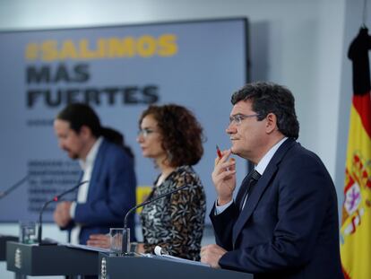 El ministro de Inclusión, Seguridad Social y Migraciones, José Luis Escrivá, la ministra de Hacienda y portavoz del Gobierno, María Jesús Montero, y el vicepresidente segundo, Pablo Iglesias, en la rueda de prensa tras el Consejo de Ministros celebrado el pasado viernes.