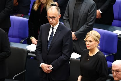 El canciller alemán, Friedrich Merz, junto la presidenta del Bundestag, Julia Kloeckner, y el presidente del país, Frank-Walter Steinmeier, en la conmemoración del fin de la II Guerra Mundial, el 8 de mayo en el Parlamento. 