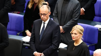 El canciller alemán, Friedrich Merz, junto la presidenta del Bundestag, Julia Kloeckner, y el presidente del país, Frank-Walter Steinmeier, en la conmemoración del fin de la II Guerra Mundial, el 8 de mayo en el Parlamento.