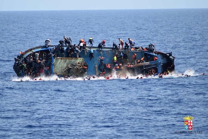 Momento en que el barco de inmigrantes zozobra delante de las naves de la marina de guerra italiana 'Bettica' y 'Bergamini' frente a la costa de Libia.