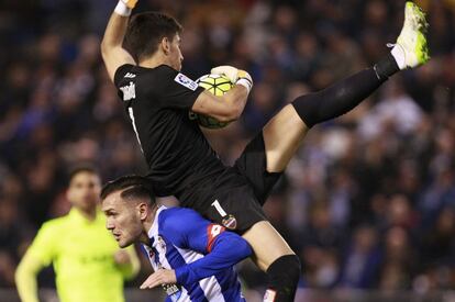 Mariño cae sobre Lucas Pérez.