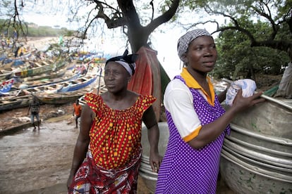 Victoria Appah, de 48 años, con su hija Charity, de 27, en la costa de Senya (Ghana). Victoria vendió a Charity y a otra de sus hijas a los traficantes de Yeji. “Cuando mis hijas volvieron de Yeji, tenían cicatrices de picaduras de escorpión y mordeduras de serpiente. Estaban malnutridas y cubiertas de erupciones. A ellas no les gusta hablar de lo que ocurrió allí, pero hasta hoy se despiertan gritando en mitad de la noche. No pueden cerrar los puños por el tanto trabajar en las redes. No tienen ningún respeto por mí. Me odian. Cuando se enfadan conmigo, me recuerdan que las vendí. También están enfadadas con sus hermanas que sí fueron a la escuela. Todo esto ha destrozado nuestra familia.”