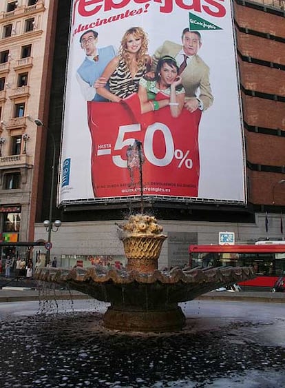 De madrugada, se produjo el desalojo que ha ocasuinado esta protesta. En la foto, cedida por la web de Rompamos el Silenciol, agua negra en la pequeña fuente de Callao.