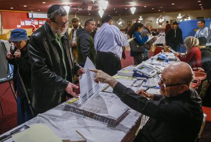 Un hombre recibe instrucciones para votar en Chicago, Illinois.