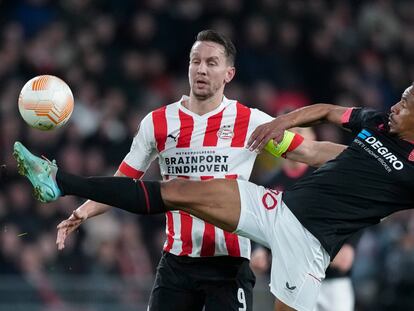 Fernando despeja ante Luuk de Jong, autor del primer gol del PSV.