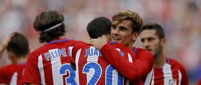 Juanfran felicita a Griezmann, autor del gol de la victoria.