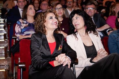 La vicepresidenta primera del Gobierno y ministra de Hacienda, María Jesús Montero, y la ministra de Igualdad, Ana Redondo, asisten al acto de homenaje a las conquistas en materia de igualdad logradas durante los 50 años de democracia, el 28 de marzo de 2025 en Granada.