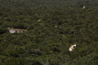 O Governo começou a vacinação em populações quilombolas prioritárias na comunidade Kalunga Vão de Almas. Isso só aconteceu agora porque o Congresso Nacional derrubou em agosto passado 16 vetos do presidente Jair Bolsonaro ao Plano Emergencial para os indígenas, quilombolas e demais povos tradicionais durante a pandemia de covid-19.