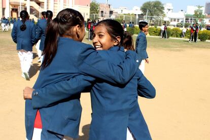 Sarah y Madhu juegan en el recreo en el Tagore International School. De mayor Sarah quiere ser doctora, y su amiga profesora. En la India la falta de educación en las niñas provoca matrimonios precoces, tasas de natalidad elevadas e ingresos menores. En el mundo desarrollado las niñas reciben siete años más de educación, lo que hace que se casen cuatro años más tarde y tengan una media de 2,2 hijos menos. Además, por cada año que una niña pase en la escuela en el país asiático, incrementará los ingresos de su familia en un 20%.