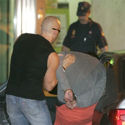 La policía nacional practica una de las detenciones en Bilbao.