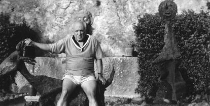 Pablo Picasso sentado sobre &#039;La cabra&#039; (1950), en Vauvenargues (Francia). A su izquierda, &#039;El orador&#039; (1933). 