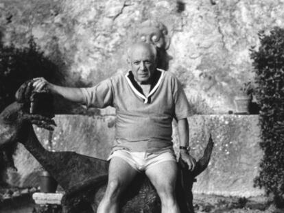 Pablo Picasso sentado sobre 'La cabra' (1950), en Vauvenargues (Francia). A su izquierda, 'El orador' (1933).