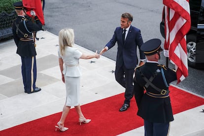 La jefa de protocolo de la Casa Blanca, Monica Crowley, recibe en la Casa Blanca al presidente francés, Emmanuel Macron, este lunes 18 de agosto
