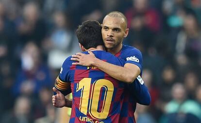 Braithwaite celebra con Messi el cuarto gol del Barcelona.