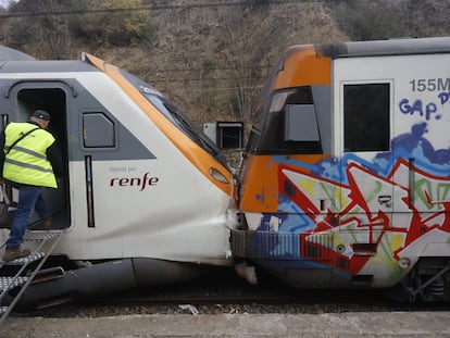 Estado en el que han quedado los dos trenes que han colisionado este miércoles en Montcada i Reixac.