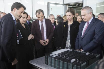 Ada Colau, Pedro Duque, Àngels Chacón i Pere Navarro contemplen la maqueta de la nova nau amb una peça impresa en 3D a les mans.