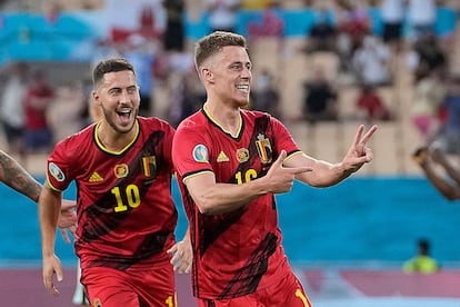 Thorgan Hazard (derecha) celebra su gol en octavos de final contra Portugal con su hermano, Eden (izquierda), en Sevilla el pasado domingo.