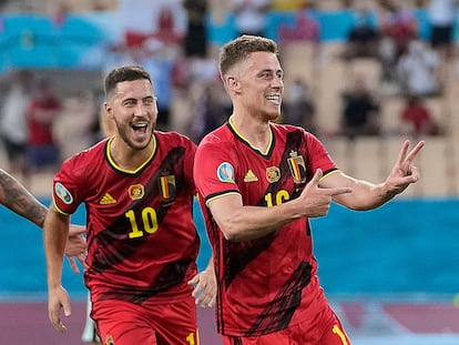 Thorgan Hazard (derecha) celebra su gol en octavos de final contra Portugal con su hermano, Eden (izquierda), en Sevilla el pasado domingo.