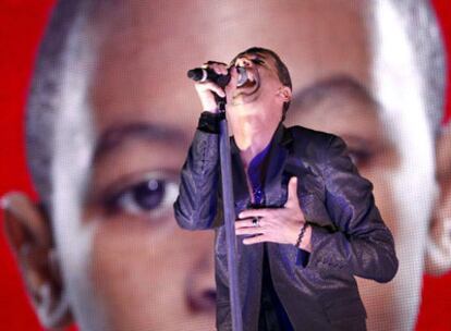 David Gahan, vocalista de Depeche Mode, en un momento de la actuación del grupo británico en el Palacio de los Deportes.