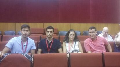 Docentes de Educación Física excluídos de la bolsa bilingüe en el Parlamento de Andalucía.