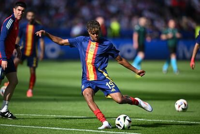 El jugador de la selección española Lamine Yamal durante el calentamiento en el estadio Olímpico de Berlín. 