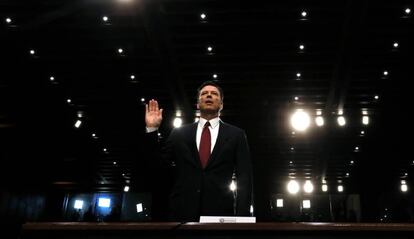 O ex-diretor do FBI James Comey jura perante o Comitê de Inteligência do Senado.