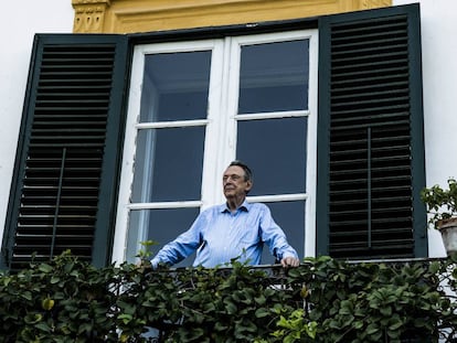 Gioacchino Lanza Tomasi, heredero de Lampedusa, asoma al balcón del palacio en el que este vivió sus últimos años.