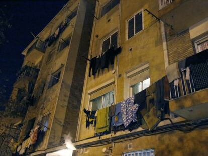 Fachada de la casa de Terrassa (Barcelona) donde viv&iacute;a uno de tres los yihadistas detenidos hace diez d&iacute;as en Bulgaria .