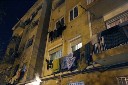 Fachada de la casa de Terrassa (Barcelona) donde vivía uno de tres los yihadistas detenidos hace diez días en Bulgaria .