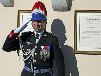 Un guardia del palacio de Mónaco, ante el cartel que anuncia el nacimiento de los mellizos.