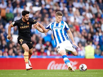 Alexander Sorloth of Real Sociedad competes for the ball with Cenk Ozkacar of Valencia CF during the La Liga Santander match between Real Sociedad and Valencia CF at Reale Arena on November 6, 2022, in San Sebastian, Spain.
AFP7 
06/11/2022 ONLY FOR USE IN SPAIN