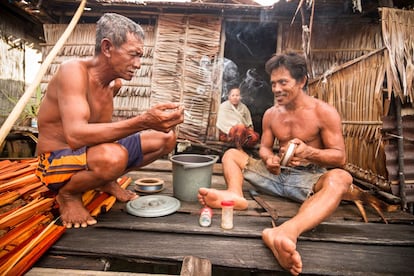 Leo Taher y Ahmed Dujnai preparan los utensilios de pesca, hilo, anzuelo, arpón, red y las 'katchamatas', gafas de buceo de madera confeccionadas por ellos mismos.