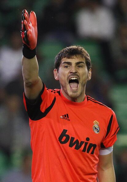 Casillas protesta durante el partido.