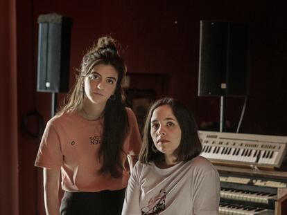 Marta Torrella y Helena Ros, en El Pumarejo, una incubadora cultural de L’Hospitalet de Llobregat, un espacio de apoyo a la escena local.