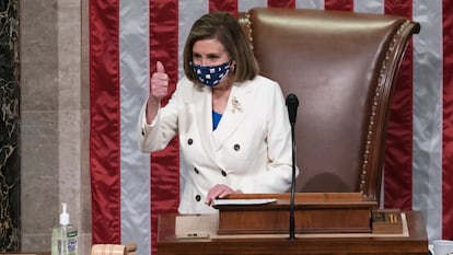 Nancy Pelosi, presidenta de la Cámara de Representantes, tras aprobar el plan de estímulo.