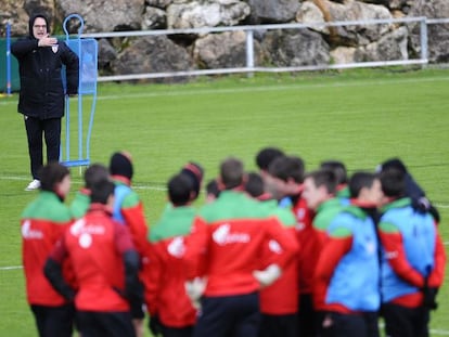 Entrenamiento del Athletic, con Bielsa al fondo.