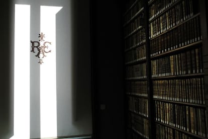 Juegos de luces y sombras en la biblioteca de la Real Academia Espa&ntilde;ola.