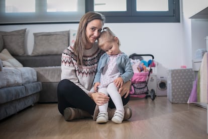 Rebeca Corredera posa con su hija en su casa.