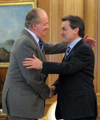 El rey Juan Carlos recibe en el palacio de la Zarzuela al presidente de la Generalitat de Cataluña, Artur Mas, tras ser investido este último por el Parlamento autonómico catalán, el 20 de diciembre de 2010.