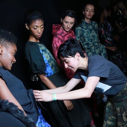 The designar Laura Laurens alters a dress during a runway show in 2019.

