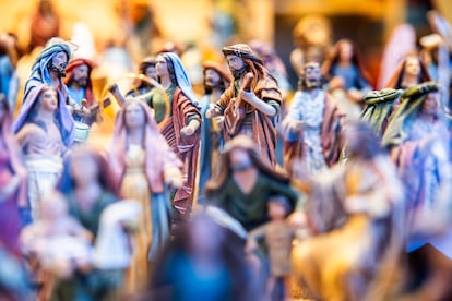 Algunas de las figuras del puesto de El Pastor del Belén, encargadas a artesanos murcianos.